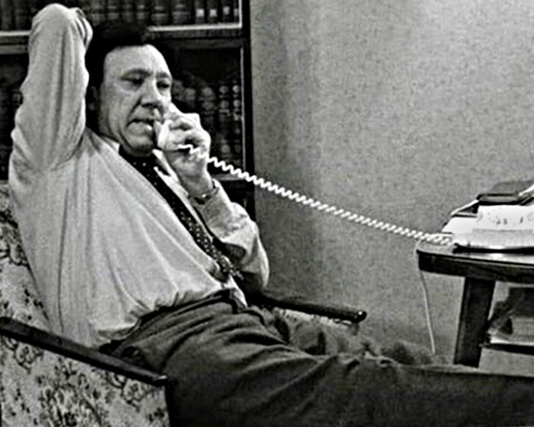 1 Юрий Никулин во время разговора по телефону https://upload.wikimedia.org/wikipedia/commons/e/e9/Nikulin_and_telephone.jpg