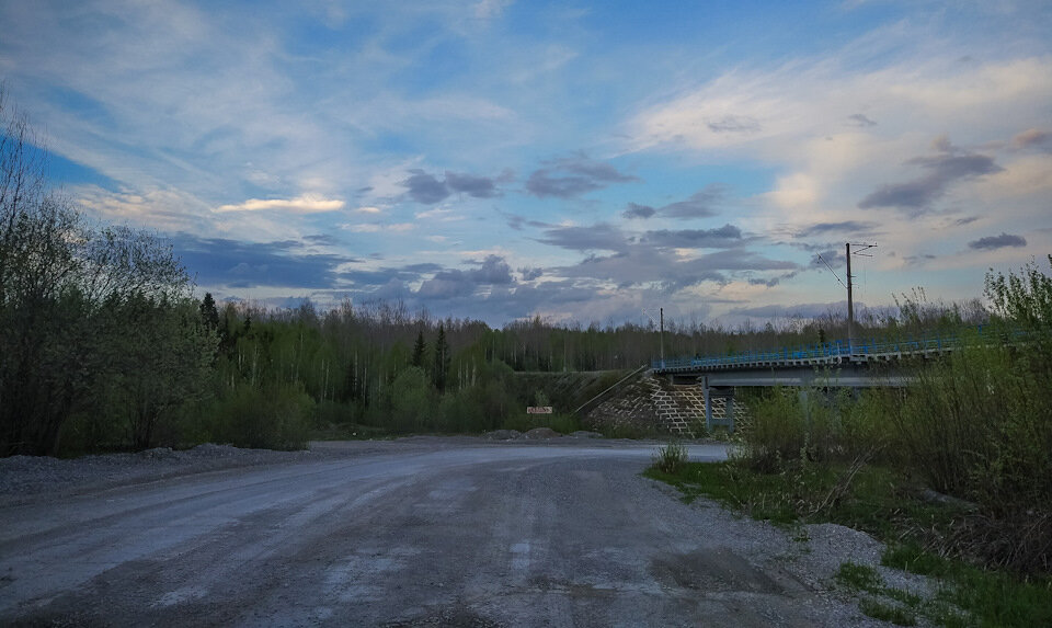 В этом месте нам налево на грунтовку
