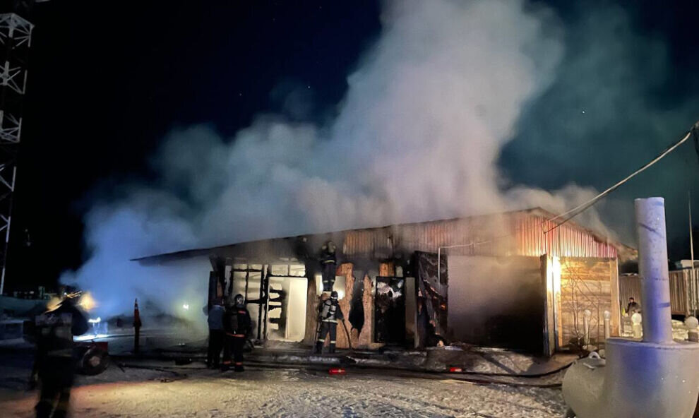    В Салехарде в районе «Гидропорт» сгорел частный гараж