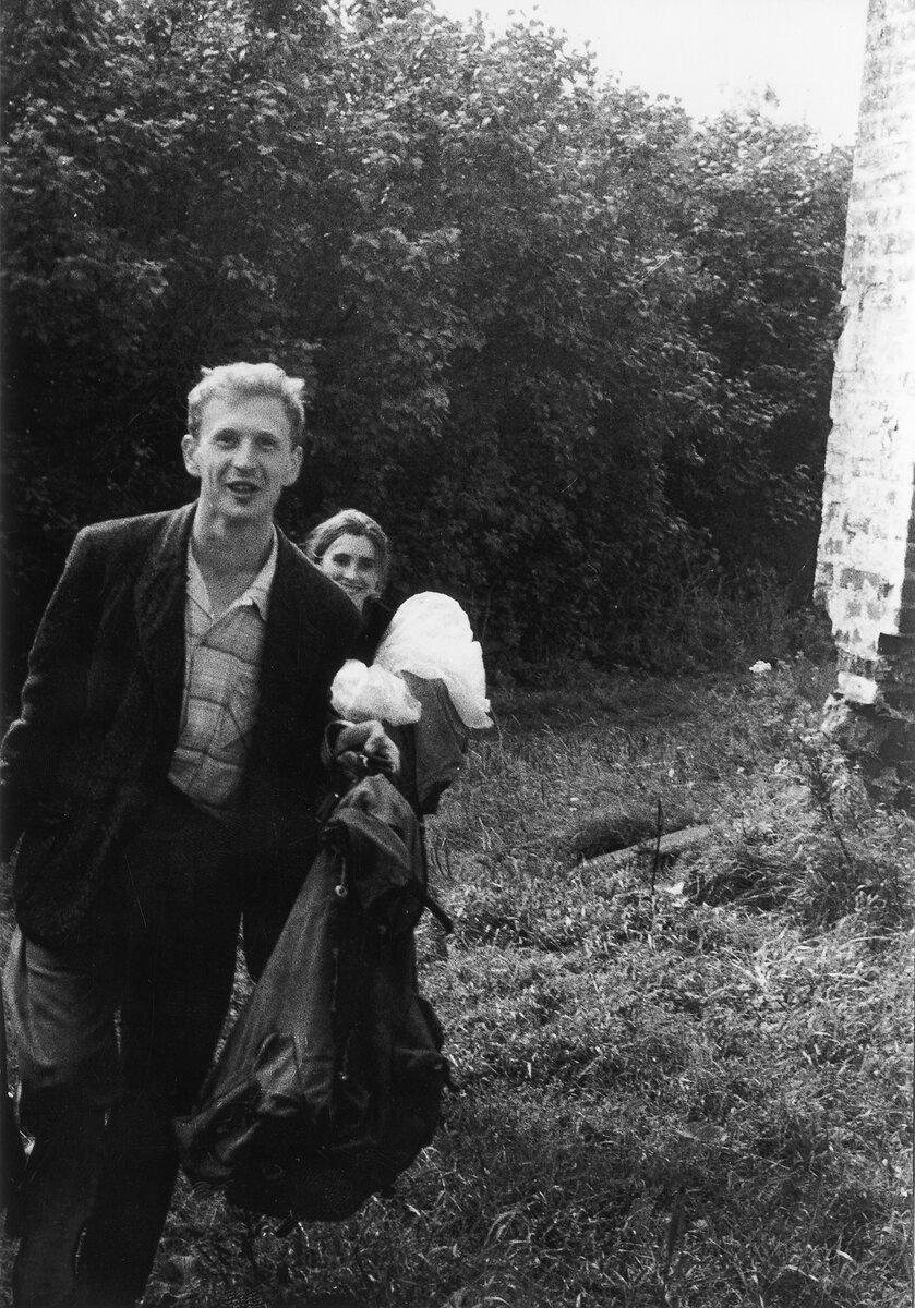 Г.В. Попов и Л.М. Евсеева во время экспедиции в Дмитровском р-не Московской обл. 1962 г. (Архив Л.М. Евсеевой). Геннадий Викторович Попов - доктор искусствоведения, профессор, в 1960-1966 гг - научный сотрудник, в 1994-2016 гг - директор музея им. Андрея Рублева. С 2016 года по наст. время - заместитель директора музея по научной работе.