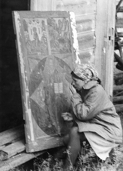 Л.М. Евсеева перед найденной иконой Спас в силах. Пос. Коровино, Архангельская обл.   1968 год. Лилия Михайловна Евсеева - кандидат искусствоведения, с 1964 г. сотрудник музея, в 1985-2017 гг - заведующая научным отделом Музея им. Андрея Рублева.