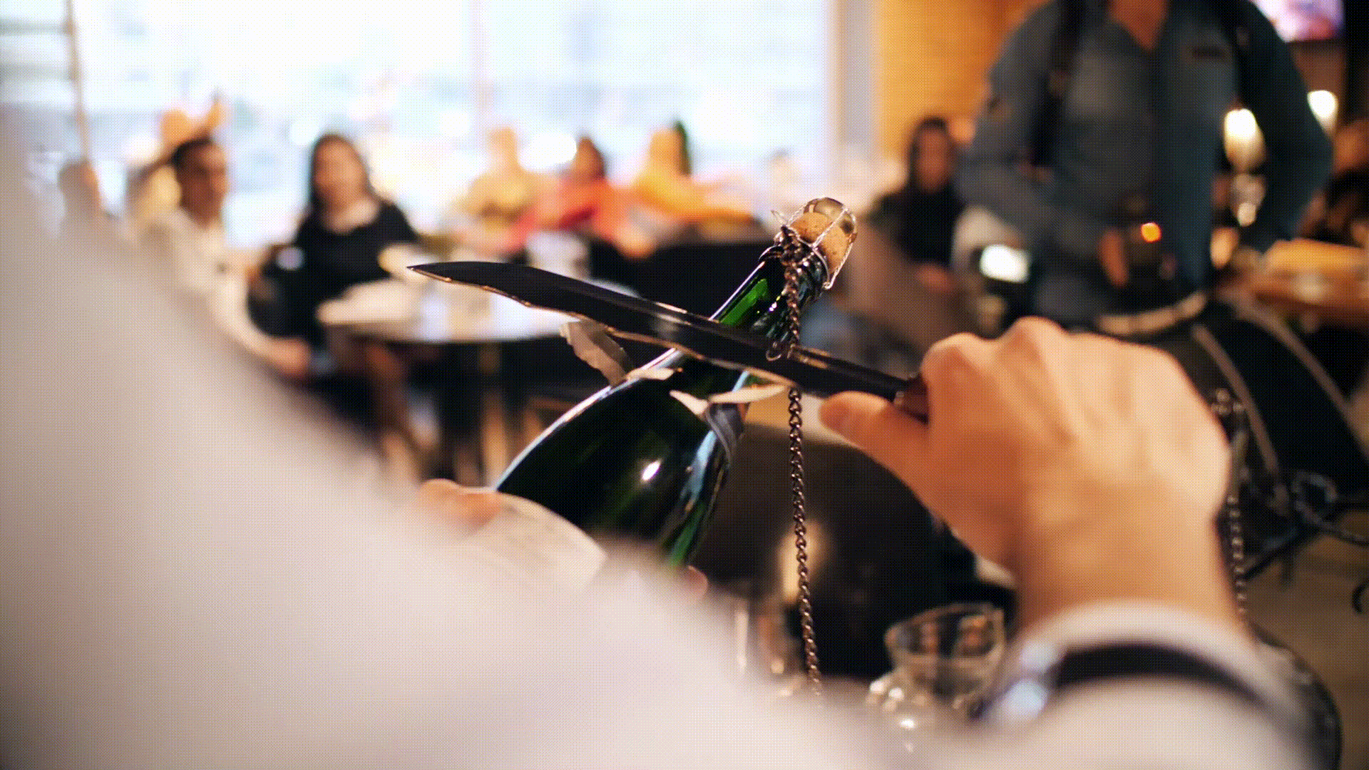 Сабраж в исполнении нашего гостя под чутким руководством шеф-сомелье.