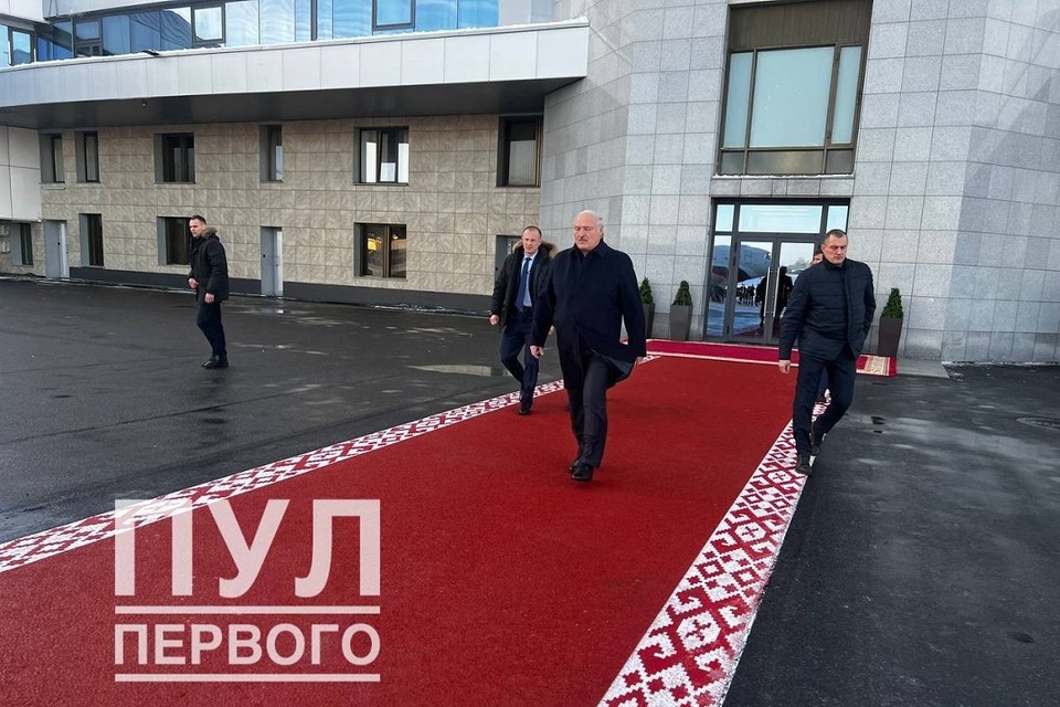     Лукашенко встерчает Путина, прилетевшего в Минск с визитом. Фото: телеграм-канал «Пул Первого»