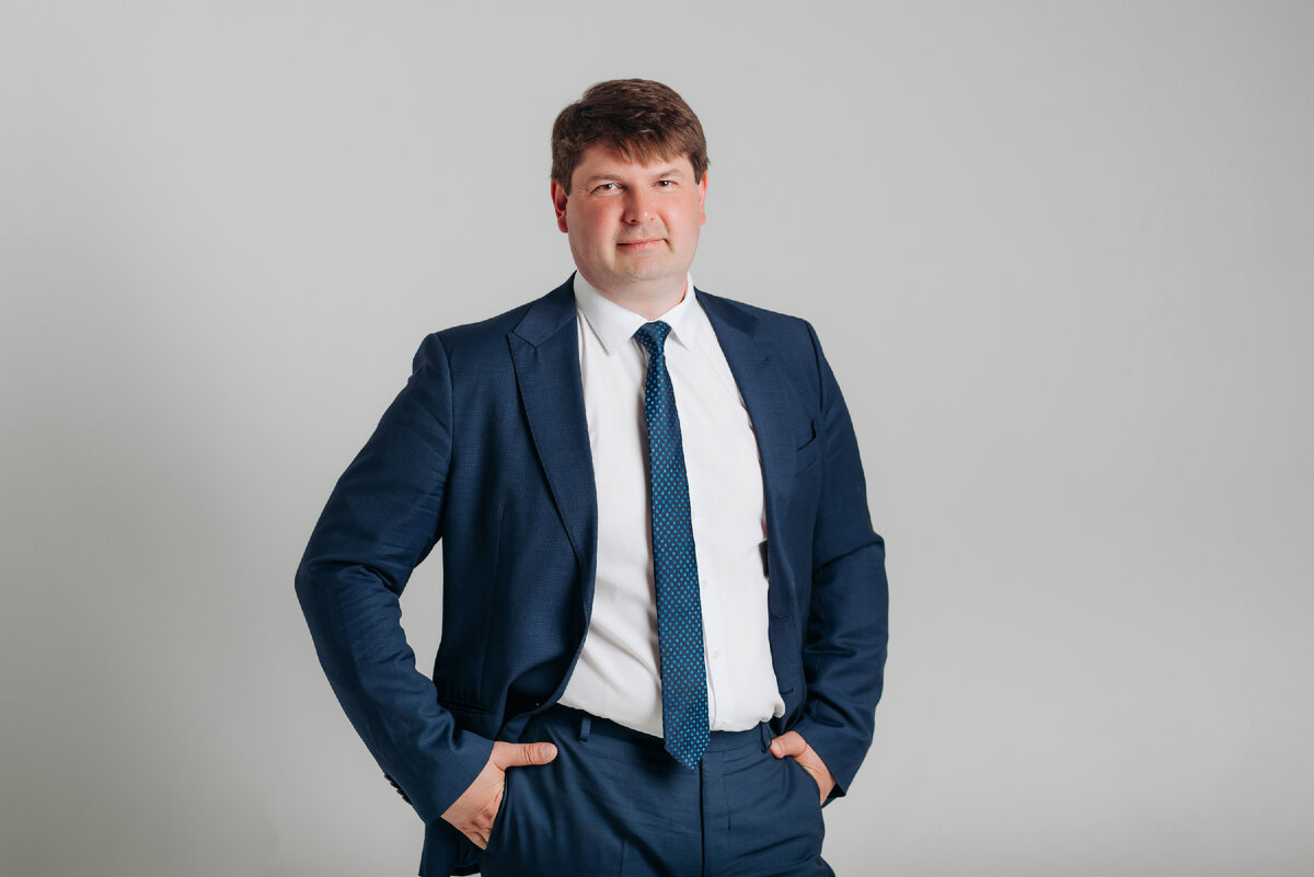 Это я, Максим Клюев! В бизнесе уже 20 лет, сейчас помогаю предпринимателям и бизнесменам избегать ошибок и правильно выстраивать бизнес-процессы. Обращайтесь)