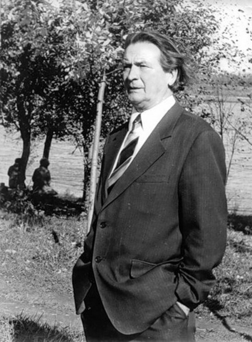 Николай Якушев
 
 
Николай Михайлович родился в столичной семье Михаила Ивановича и Евдокии Ивановны, бывших жителей Спасского уезда Рязанской губернии.

Отец Якушева, Михаил Иванович сначала работал слесарем на заводе Гужона. Когда началась Октябрьская революция 1917 года, он активно участвовал и затем вступил в партию большевиков. Спустя три года, в 1920 году, его семьей партия направила на работу в Краснодар. Поэтому на Кубани прошло детство будущего поэта. 

Выпускник школы колхозной молодёжи, устроится работать учеником в механической мастерской. Затем ему  присвоили специальность токаря по металлу. С 1932 года работал в аппарате кубанского райкома ВЛКСМ, заведующим общим отделом. 
 
Спустя год, в 1933 году, всей семьёй Якушеву переезжают в Воронеж, где Николай становится студентом литературного факультета Воронежского государственного педагогического института. Именно в это время он начал писать стихи, печатался в институтской многотиражке, в областной молодёжной газете. 
 
Затем Якушев вступает в литературную группу журнала «Подъём». Молодого поэта заметил один из московских литераторов и посоветовал переехать на учёбу в Москву. 
 
Но не успел. В 1937 году, будучи студентом четвертого курса, Якушева вместе другими студентами арестовали по популярной в то время 58-й статье. Его сначала отправляют на Колыму, в Архангельскую область. Затем Волголаг в рабочем посёлке Переборы Ярославской оьласти. 

После освобождения Николая Якушева в 1953 году, он остаётся здесь жить - пока до на Юршинском острове, работал на новом Кабельном заводе и печатался в заводской многотиражке «Кабельщик», в сборниках, областных и московских 

За годы жизни в Рыбинске он успел поработать бухгалтером, бригадиром грузчиков, литературным сотрудником городской газеты, старшим инженером на авиамоторном заводе. 

В 1959 году из Ярославского книжного издательства выходит его первая поэтическая книга «Высокий берег». В это же время его реабилитируют, сняли судимость.
 
В 1963 году его приняли в члены Союза писателей. И всё-таки он возвратился в Москву, где с 1965 по 1967 годы учился на Высших литературных курсах. По окончании вернулся в Рыбинск. 

В начале 70-х годов, из-за надуманного обвинения, его уволили с работы, лишили на длительное время возможности публиковаться. Однако Якушев
продолжал писать. 

Благодаря этому в 1976 вышел последний прижизненный сборник стихов Якушева «Курганы». Умер поэт 15 апреля 1983 года. Его похоронили на рыбинском Южном кладбище. 

В 1980-х годах в советско-болгарском литературном журнале «Дружба» была опубликована его автобиографическая повесть «В конце двенадцатого лета».
 
#Рыбинск #Рыбинскийрайон #Ярославскаяобласть #деньвистории #память #история #летопись #мойрайон #Рыбинск24
