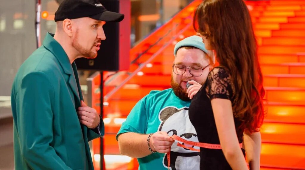    Звонкий и Дима Красилов с конкурсанткой Юлия Натямба