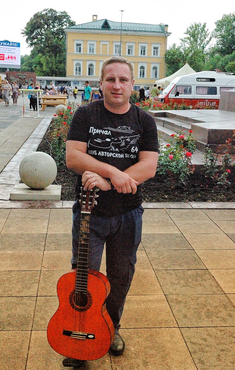 🇷🇺 Иван Завьялов - музыкант, автор песен, один из основателей клуба авторской песни "ПРИЧАЛ 64". 📸 Фото: @Alexey Doskov. 📰 Источник: https://vk.com/id18128385 