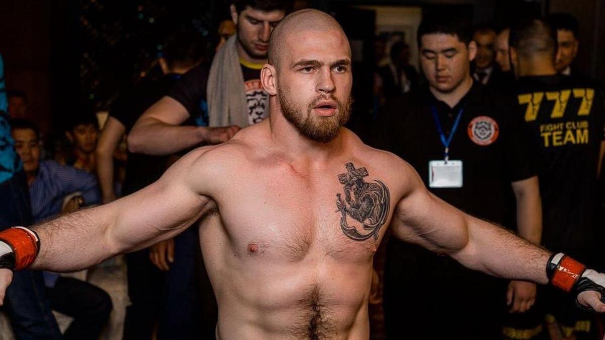    Артем Резников разводит руки в стороны:instagram.com/artem.rez