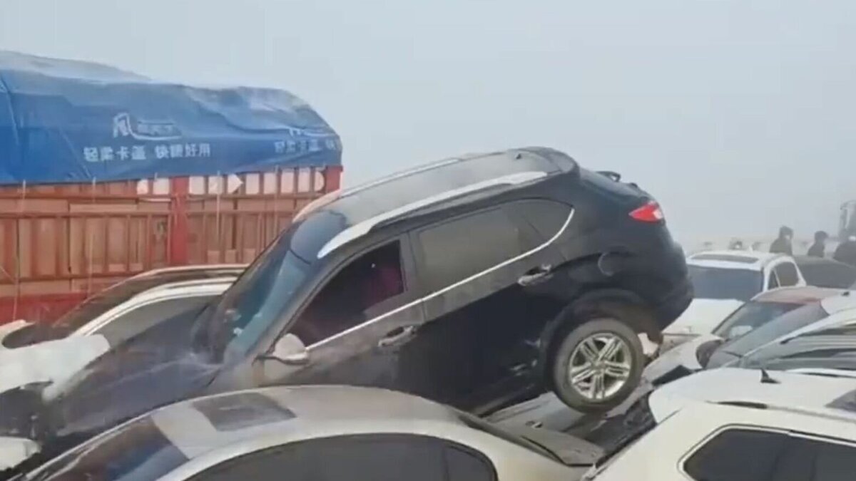     Более 200 автомобилей попали в массовое ДТП в Китае. На данный момент известно об одном погибшем, о чем сообщило Центральное телевидение Китая. Причиной массового столкновения машин стал густой туман, который сильно ограничил видимость на дороге.