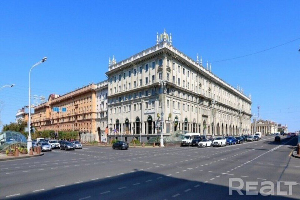     В Минске в доме с универсамом «Центральный» продается квартира с жилым чердаком и сауной - вот сколько она стоит. Фото: realt.by