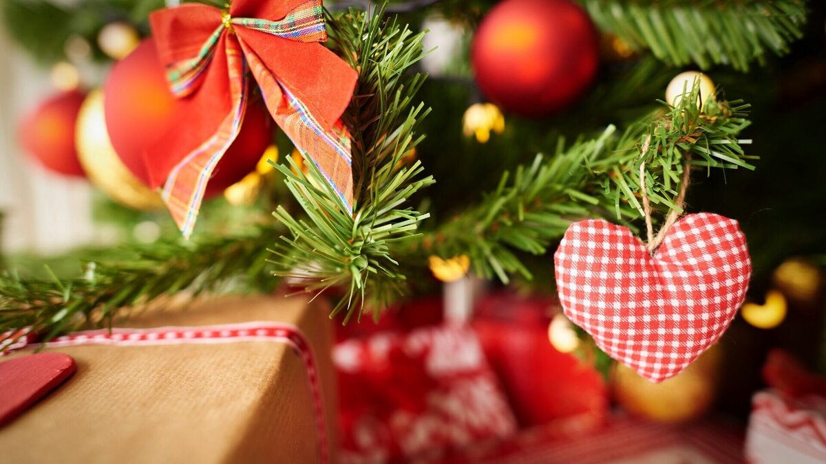     Два года семья Бобелевых, переехавшие в теплые края из села Аян, шлют подарки юным землякам.