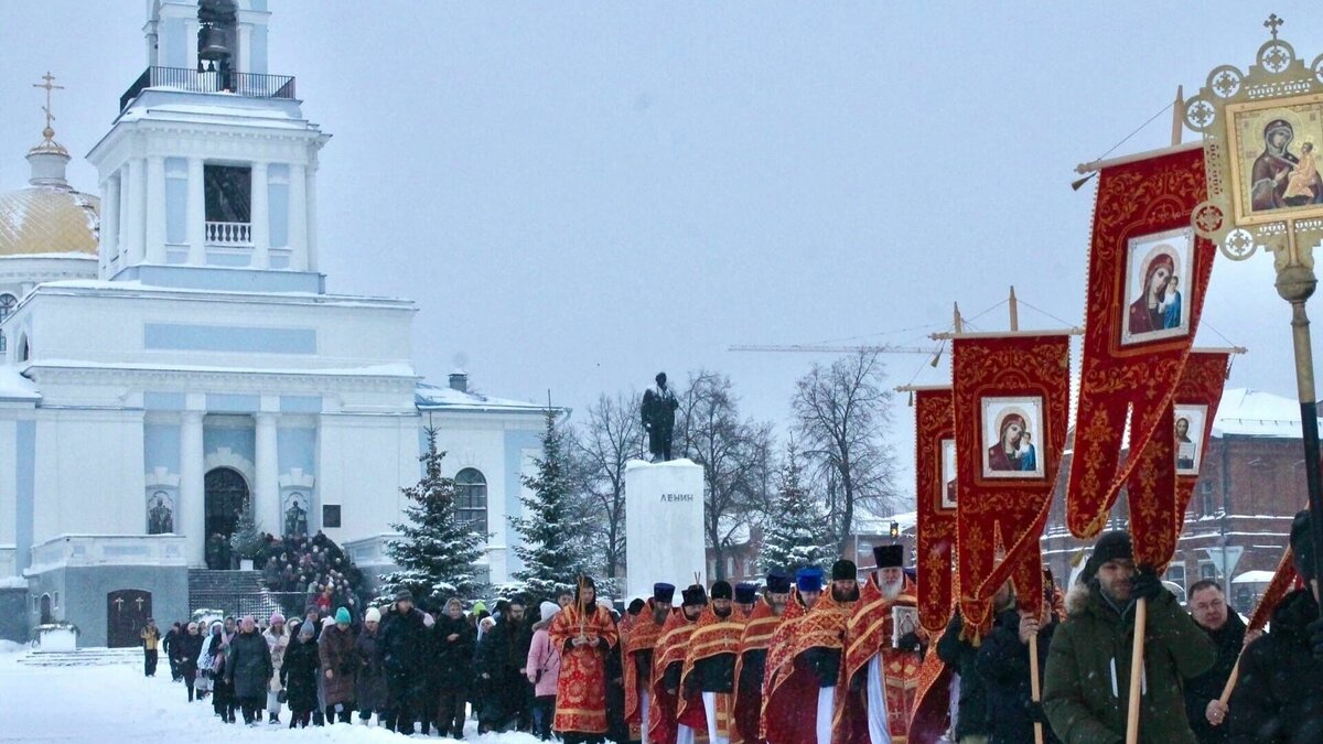     Крестным ходом прошли накануне жители и гости Воткинска от Благовещенского собора к месту гибели святых Николая и Варвары Чернышевых. В Благовещенском соборе, где служил протоирей Николай, была совершена Божественная литургия.