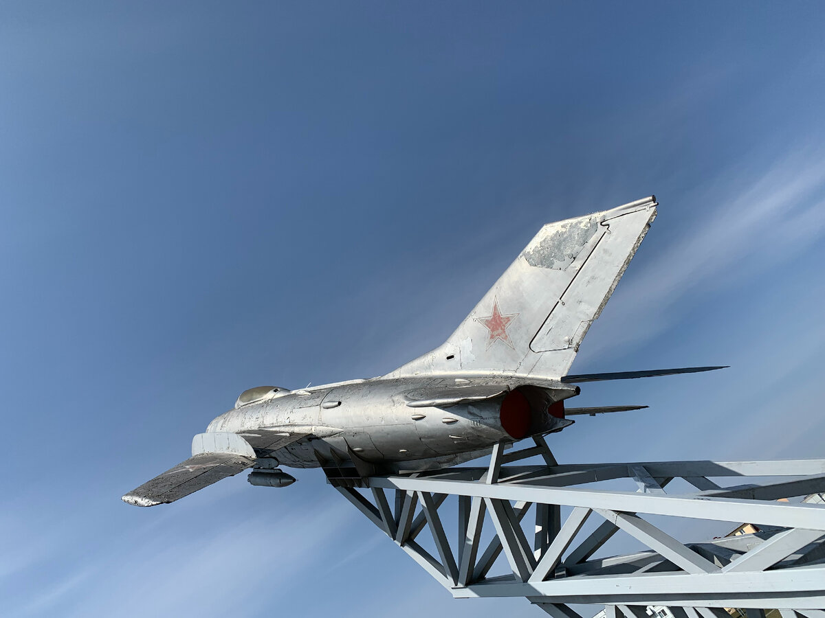 Щучин нередко называют городом авиаторов. Аэродром на его восточной окраине появился в 1939 году после присоединения Западной Беларуси к БССР. До 1994 года с "Точного" – такой позывной был у аэродрома – взлетали военные самолеты. И это был один из самых крупных центров советской боевой авиации, где базировались реактивные бомбардировщики, а позже – сверхзвуковые истребители.
Фото "Путешествуем по Беларуси" апрель 2021 г.