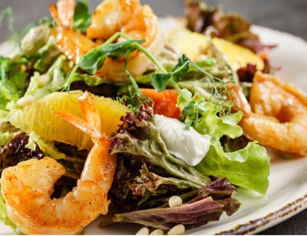 салат с морепродуктами и лимоном. салат с жареным ананасом и креветками. морепродукты с апельсином. Cалат с море продуктамии. салат с морепродуктами и апельсином.