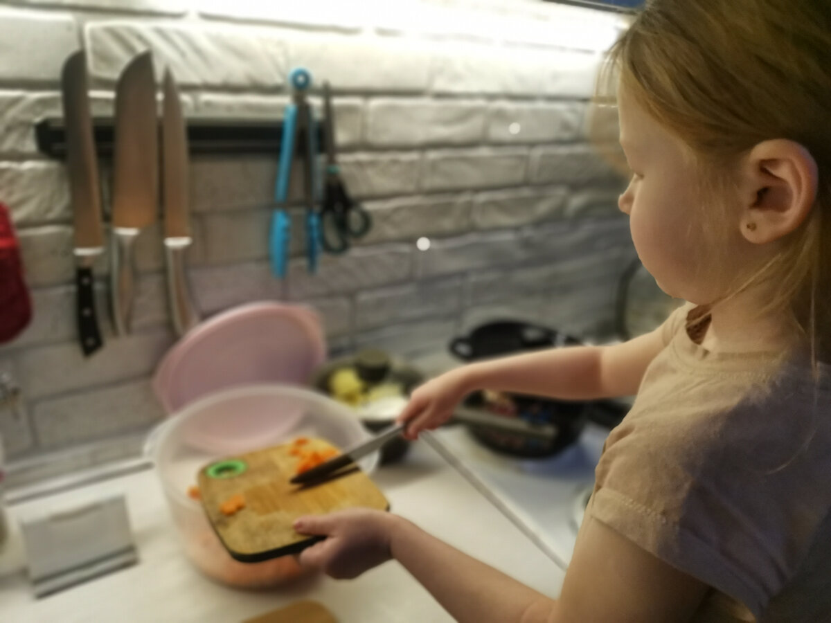 Если что, нож у неё для масла, тупой и с зазубринами. Она им орудует где-то с 2,5 лет, ни разу не порезалась, зато нарезка уже становится аккуратнее. Большие куски я ещё разрезаю конечно. 