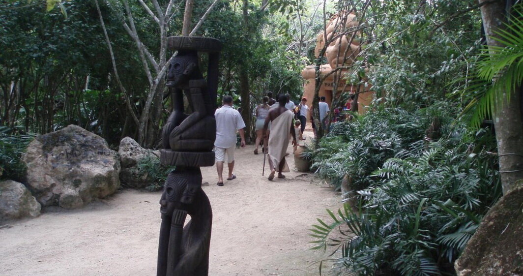 Дорожками Manati Park Bavaro