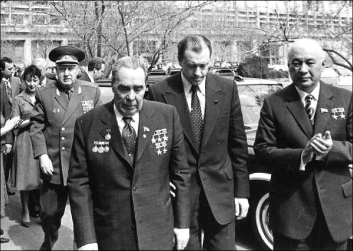 Медведев за спиной Брежнева. Фото советской хроники.