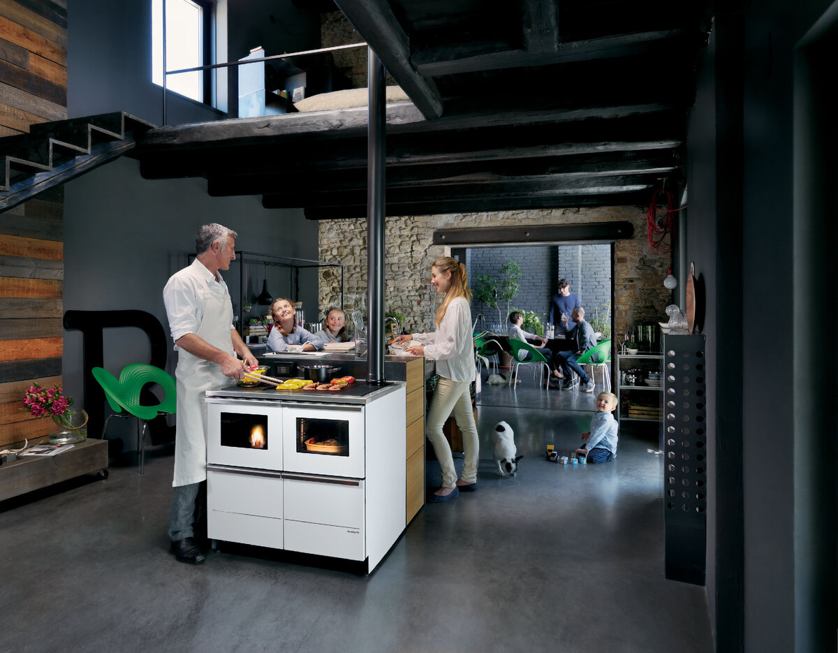 Отопительно-варочная печь Bella Idro 15 (Palazzetti, Италия) с водяным контуром работает на пеллетном топливе. Она готовит, обогревает жилье и обеспечивает дом горячей водой. Печь выполнена из нержавеющей стали. 

