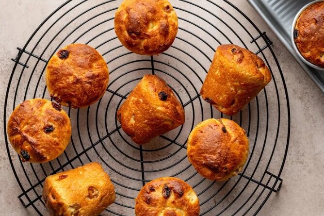 Румяные и безмерно ароматные ромовые бабы - восхитительные невероятно!  Фото: thespruceeats.com