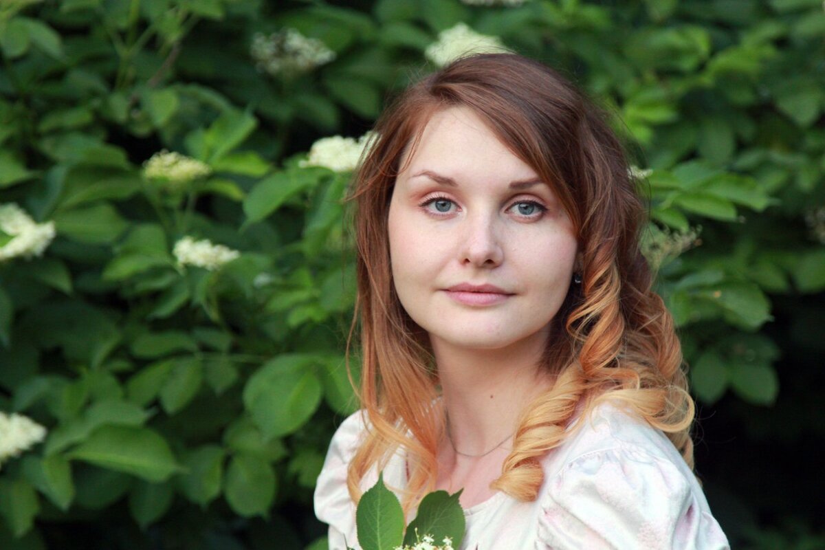 Хочу обнять эту трогательную девушку на фото и сказать, что у неё обязательно всё получится, хотя и будет сложно.