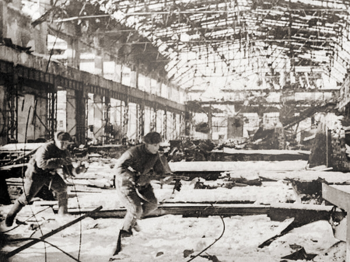 Сталинградская битва октябрь. Завод баррикады Сталинград 1942. Сталинград тракторный завод 1942. Сталинград тракторный завод 1942 немцы. Сталинградский тракторный завод 1943.
