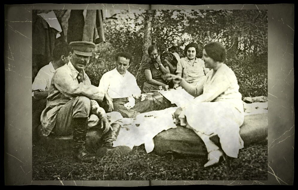 Сталин на природе со своей женой