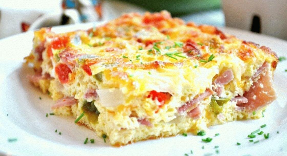 Омлет ветчина сыр. Омлет с сыром в духовке пышный. Омлет на сковороде. Омлет. Омлет.