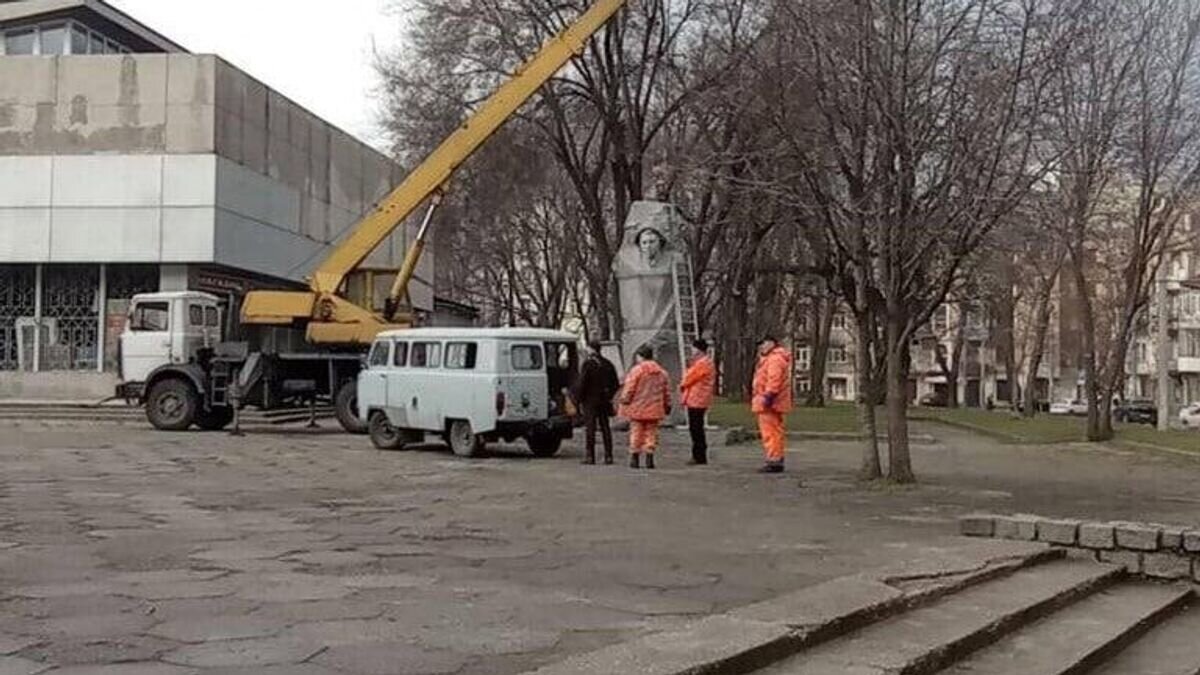    Демонтаж памятника Герою Советского Союза Александру Матросову в Днепропетровске© Фото очевидца