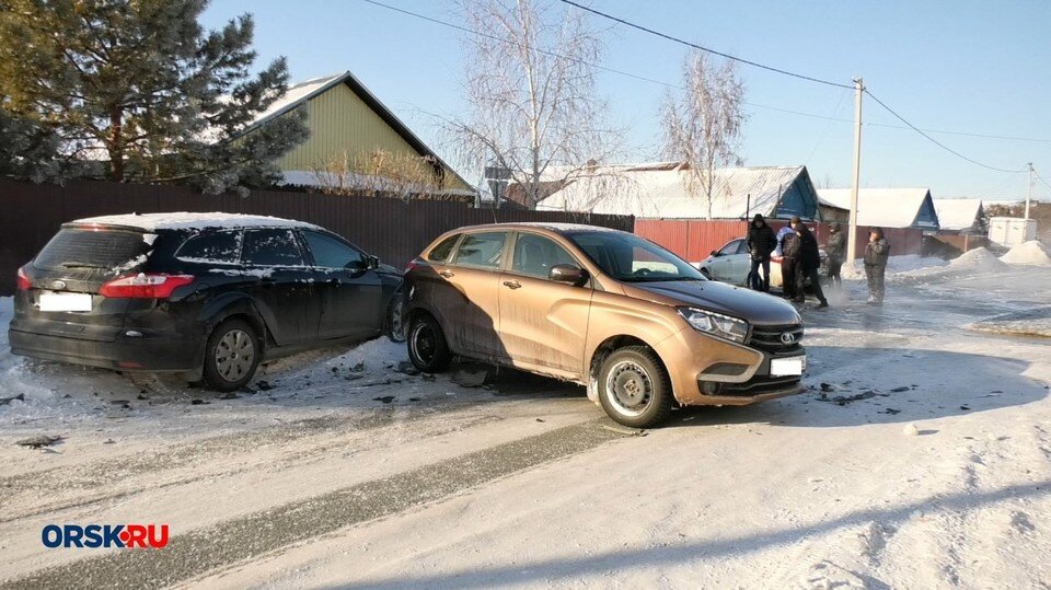     Из-за повреждения трубы ранее здесь разлилась вода по проезжей части, которая, замерзнув, превратила участок в каток