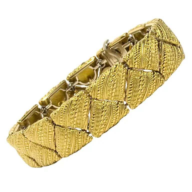 Браслет из золота 18 карат с бриллиантовой застежкой от Alex Sepkus. Это из его серии Мятый шелк. Размеры 7 дюймов в длину и 1/2 дюйма в ширину. Замысловатая конструкция.