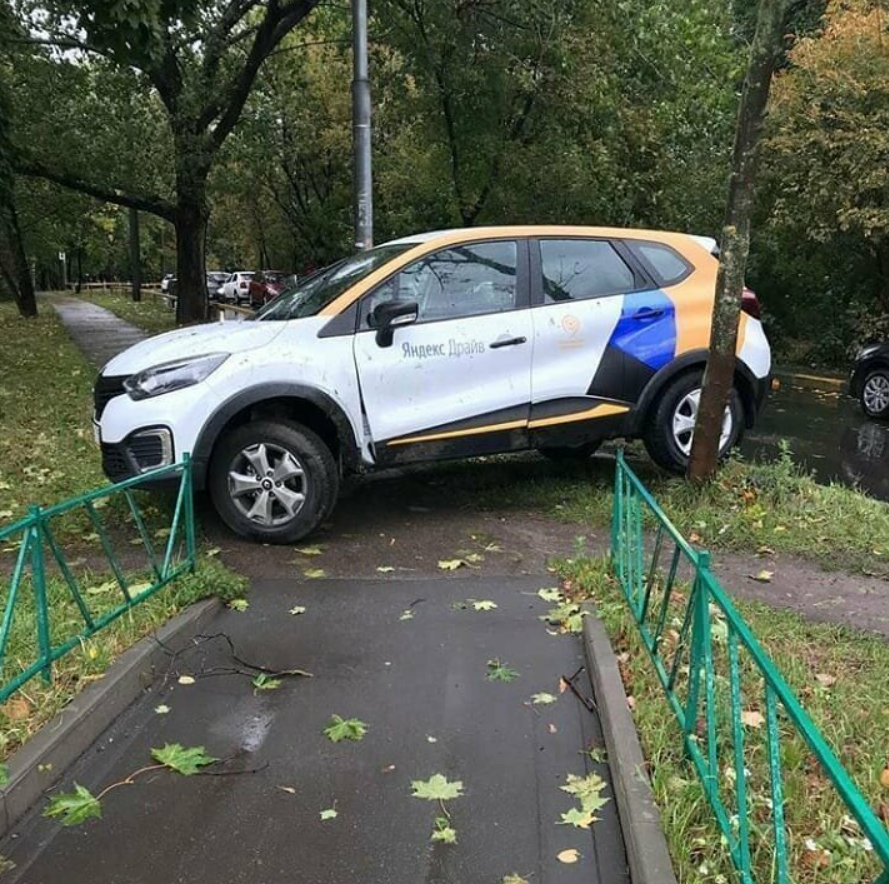 Можно ли парковать каршеринг во дворе. ДТП Яндекс драйв. Каршеринг битые машины стоянка. ДТП каршеринг Яндекс драйв. Авария Яндекс драйв каршеринг.