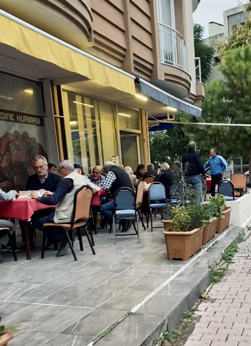 Вот так выглядят игровые кафе в Анталии. Подают сэндвичи, чай, кофе и сок. Никакого алко и (надеюсь) ставок))