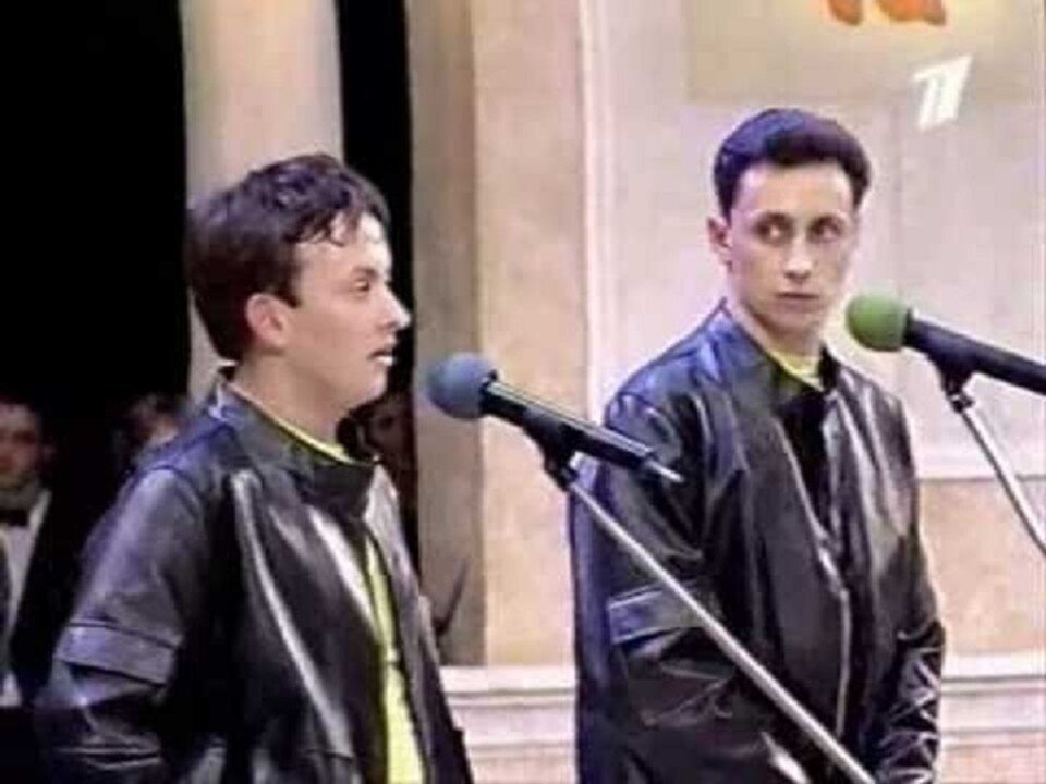     Виталий Шляппо и Вадим Галыгин на сцене КВН. Скрин видео Первого канала