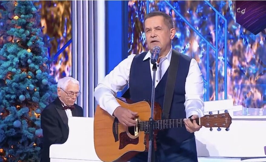 Скрин сделан автором из выступления Любэ на «Голубом огоньке»