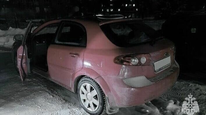     Можгинские спасатели освободили из заблокированного автомобиля девочку 2021 года рождения.