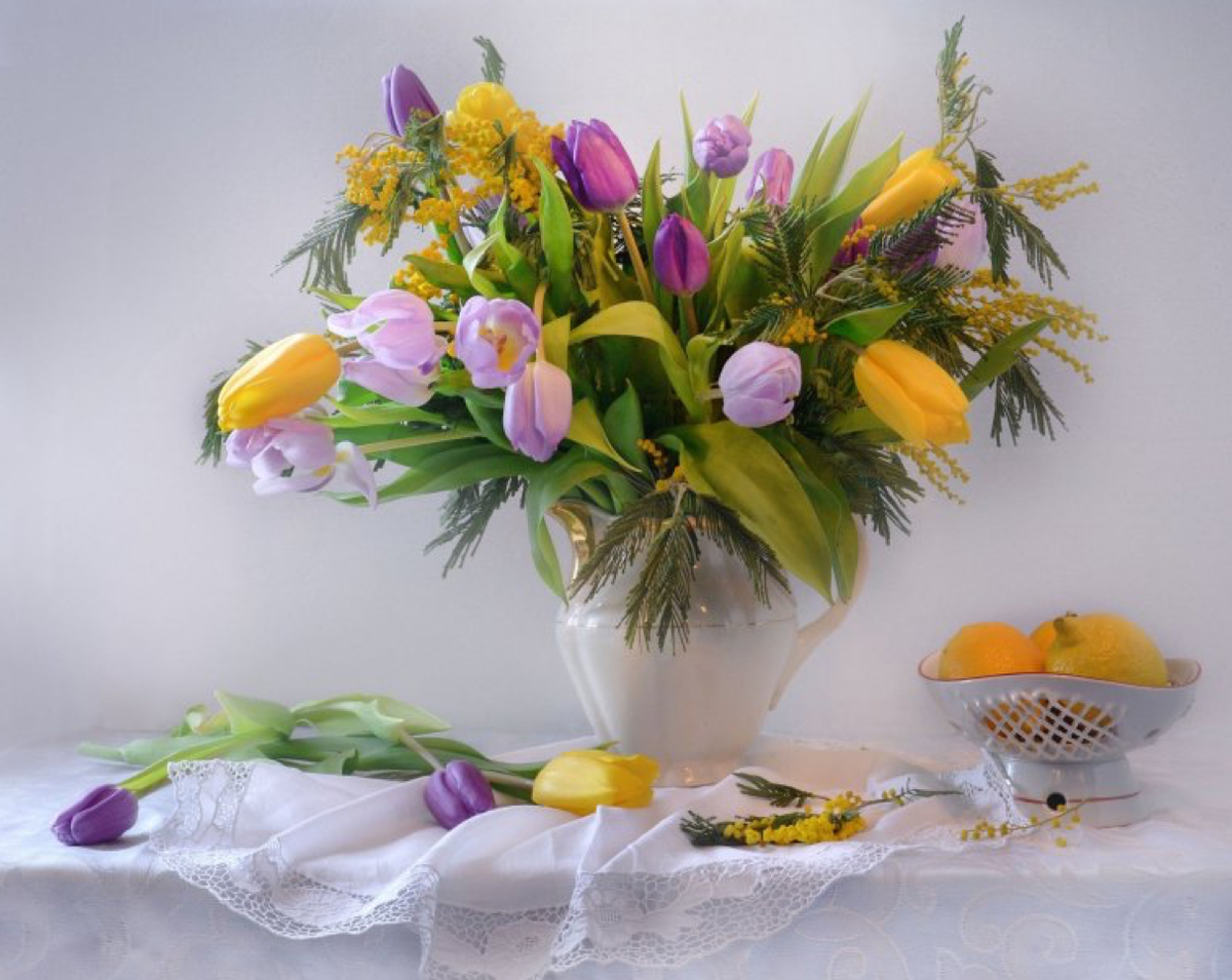Весенние букеты могут оформляться из множества различных цветов, комбинаций придумано тысячи (источник фото: https://krot.info)