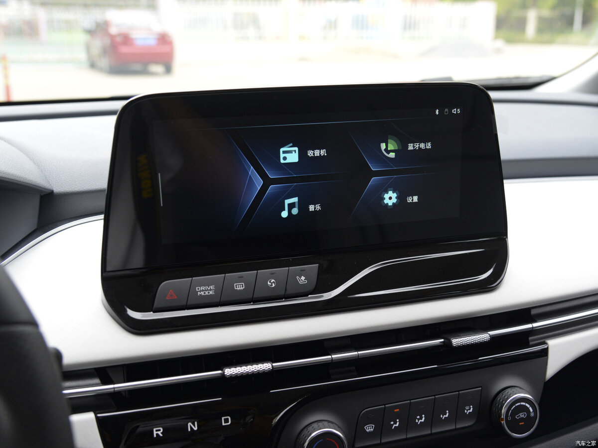 Интерьер откровенно говоря простой и отдаёт приоритет привычным кнопкам, нежели сенсорам