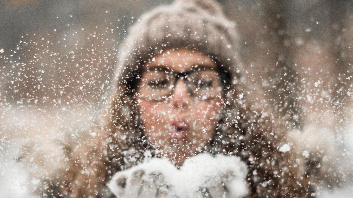    Девушка в очках и шапке:pexels.com