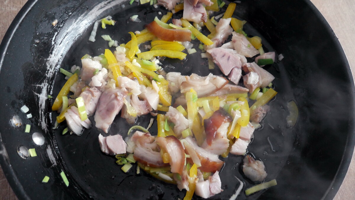 Мясо, лук и перец обжарить до размягчения перца. Пока жарятся овощи, лапша варится.