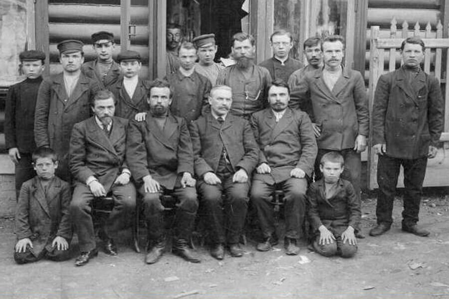 Перед мастерской «Детское воспитание». В. П. Звёздочкин стоит второй справа