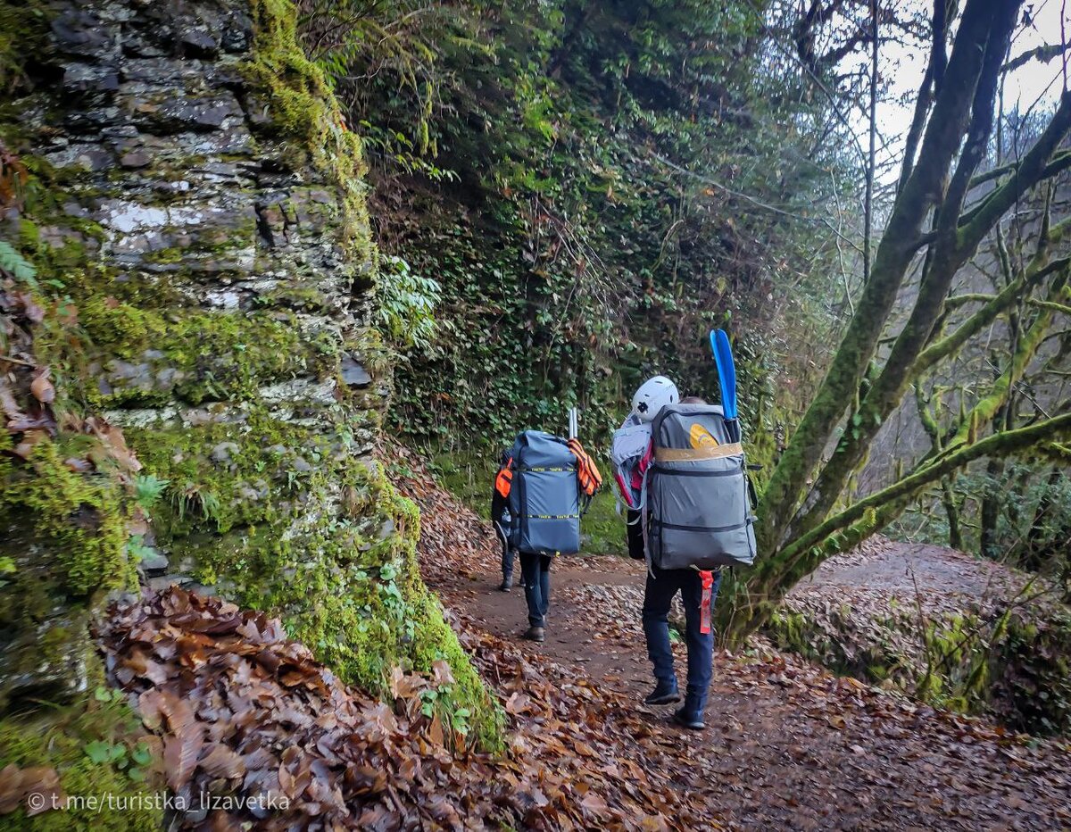 Несём сложенные байдарки