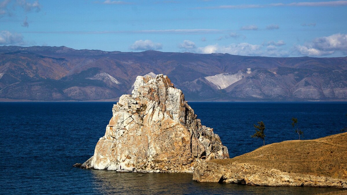    Мыс Бурхан, скала Шаманка на острове Ольхон в Иркутской области© РИА Новости . Кирилл Шипицин