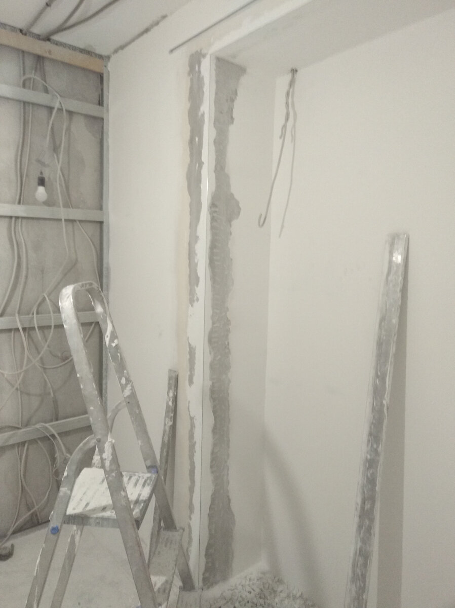 Восстановленный угол. Шпаклевка сошкурена аж до штукатурки