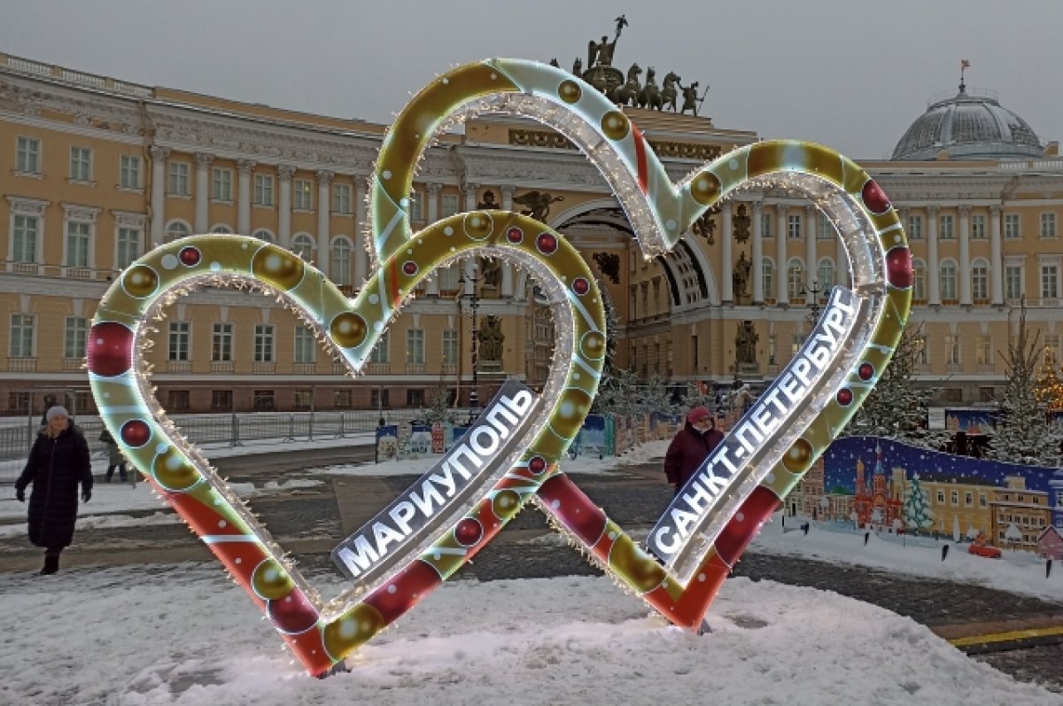    Инсталляцию в честь Мариуполя на Дворцовой охраняет человек в камуфляже