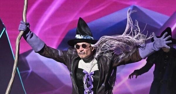 Фигурист Роман Костомаров в роли колдуньи Брунгильды на премьере шоу «Волшебник страны Оз» Ильи Авербуха во дворце спорта «Лужники» в Москве. 29.12.2022📷
