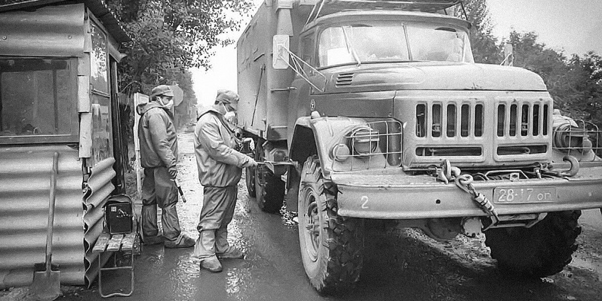    На первом этапе ликвидации Чернобыльской аварии использовалась обычная техника за неимением специальной.Autonews.ru