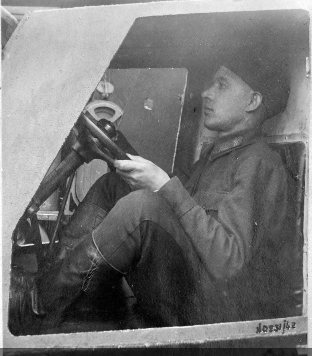 Механик водитель танка. Задачи командира танка. Задачи командира танка. Профессии водитель механик. Песня механик водитель.