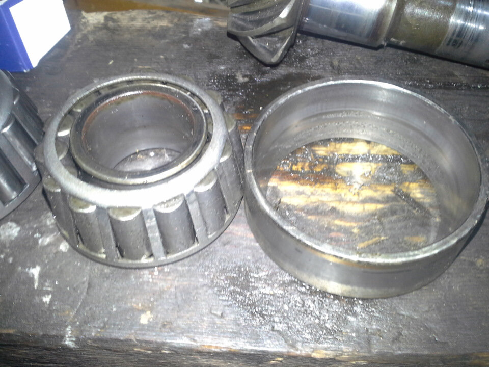 Дальний подшипник ведущей шестерни центрального редуктора