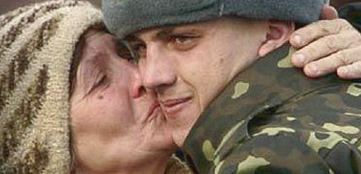 Мама почему ты плачешь армейская. Мать солдата. Мать провожает сына. Мать провожает сына в армию. Мать провожает сына в Чечню.