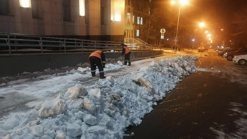     Если, конечно, в городе днем нет метели. Заниматься приведением в порядок городских трасс в темное время суток поручил мэр краевого центра Сергей Кравчук.